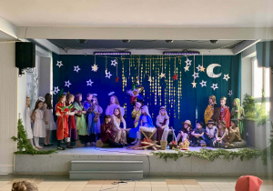 Uczniowie klasy II b oraz IV c wystawiają jasełka