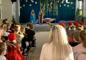 Publiczność ogląda jasełka