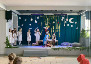 Występ dzieci na scenie