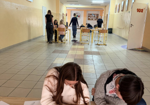 Uczniowie rozwiązują zadania