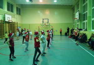 Mikołajkowy Maraton Zuuumby w sali gimnastycznej