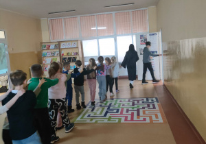 Uczniowie utworzyli pociąg, prowadzący do biblioteki.