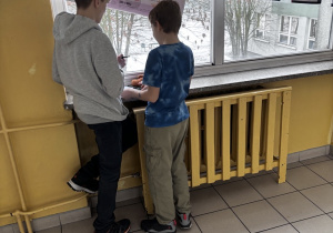 Uczniowie rozwiązują zadania związane z bezpiecznym internetem