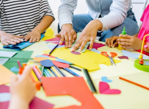 Zabawy plastyczno-techniczne na stoliku szkolnym