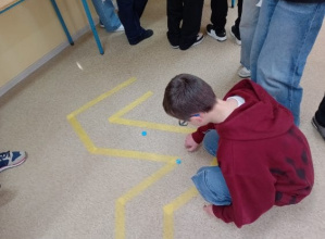 Uczniowie uczestniczą w ćwiczeniach na warsztatach