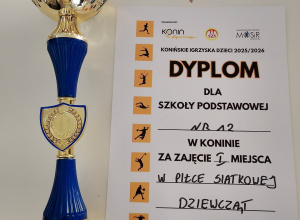 Puchar oraz dyplom za I miejsce w minisiatkówce dziewcząt