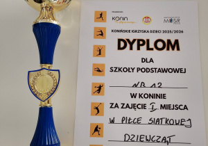 Puchar oraz dyplom za I miejsce w minisiatkówce dziewcząt