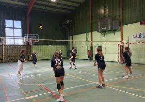 Mecz minisiatkówki dziewcząt w hali