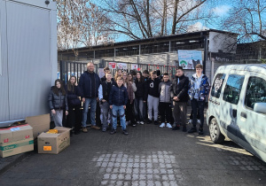 Klasa 6a przekazuje dary do schroniska w ramach zbiórki