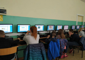 uczniowie przy komputerach