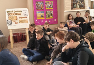 Uczniowie podczas głośnego czytania utworów Tolkiena