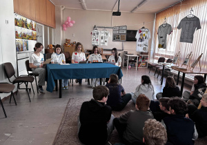 Uczennice klasy 6b prezentują fragment książki Hobbit