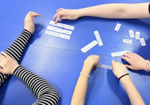 Uczniowie pracują w grupach