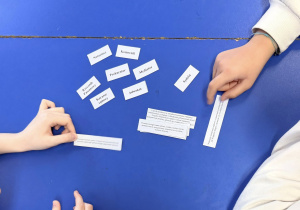 Uczniowie pracują w grupach