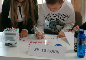 Uczniowie rozwiązują zadania