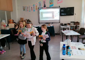 Zwycięska drużyna z dyplomami i nagrodami specjalnymi