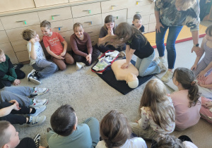 Warsztaty z udzielania pierwszej pomocy w klasie 2c