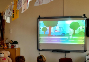 Uczniowie oglądają film edukacyjny dotyczący bezpieczeństwa