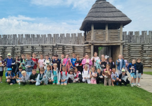 Pamiątkowe zdjęcie z wycieczki klas 2a i 3b