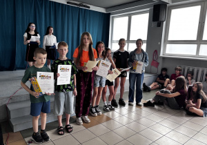 Wyróżnieni uczniowie z dyplomami