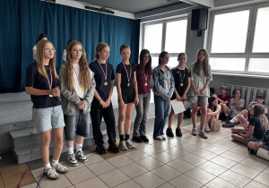 Uczennice z medalami za osiągnięcia sportowe