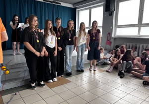 Uczennice z medalami za osiągnięcia sportowe