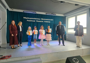 Uczestnicy konkursu muzycznego z dyplomami