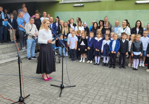 Uczniowie klas I–III zgromadzeni na uroczystym rozpoczęciu nowego roku szkolnego.