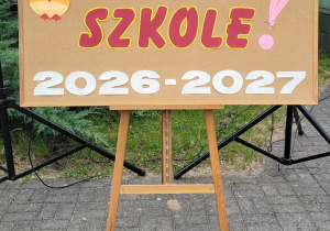 Tablica dekoracyjna z napisem „Witamy w szkole”.