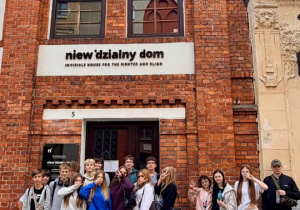 Klasa 8a i 8d podczas wizyty w Niewidzialnym Domu w Toruniu.