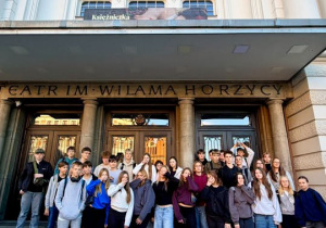 Uczniowie przed Teatrem im. Wilama Horzycy w Toruniu