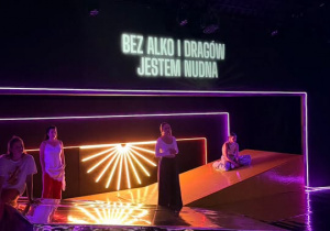 Fragment spektaklu „Bez alko i dragów jestem nudna”.