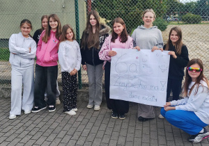 Uczennice z przygotowanym plakatem dopingują zawodników podczas turnieju.