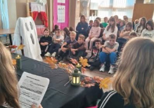 Grupa uczniów podczas Narodowego Czytania 2026