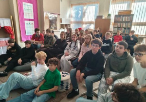 Grupa uczniów podczas spotkania literackiego poświęconego twórczości Adama Mickiewicza.