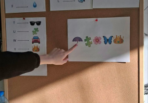 Rozwiązywanie rebusów i innych zadań podczas spotkania z harcerzami.